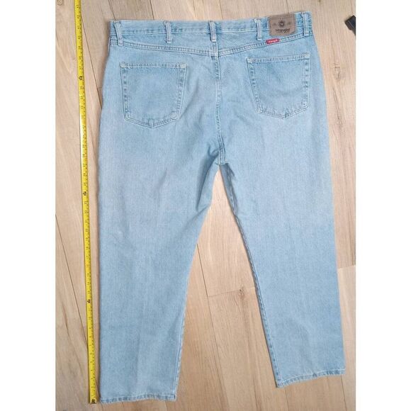 Med Light Wash Regular Fit Wranglers Size 42 x 30 - Picture 4 of 5